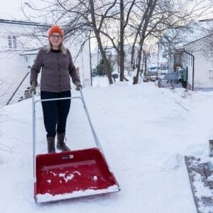 Kirsten P. Amundsen bruker Olivita og utfører snømåking uten å merke det i leddene sine.